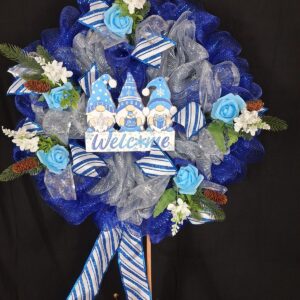 Royal blue and silver deco mesh wreath with three blue gnomes on a Welcome sign, light blue roses, white flowers and striped ribbon – hand-made artificial wreath by Shamitay
